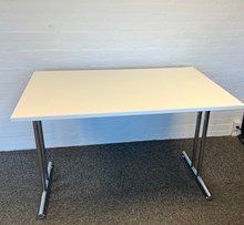 Bord i hvid laminat</br>L:120 cm B:80 cm H:72 cm