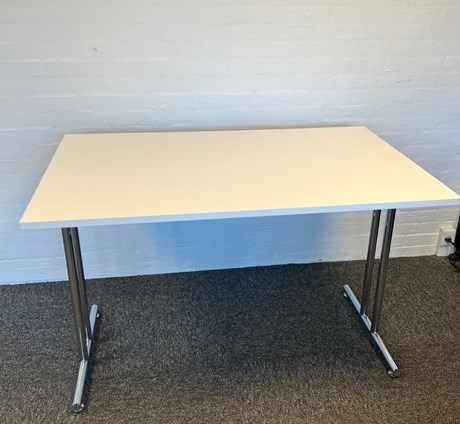 Bord i hvid laminat</br>L:120 cm B:80 cm H:72 cm