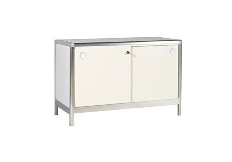 Skab m/lås<br/>H: 65 cm B: 98,5 cm D: 46,5 cm
